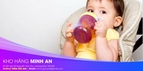 Bình uống nước cho bé là gì? Khi nào cho bé sử dụng bình tập uống?